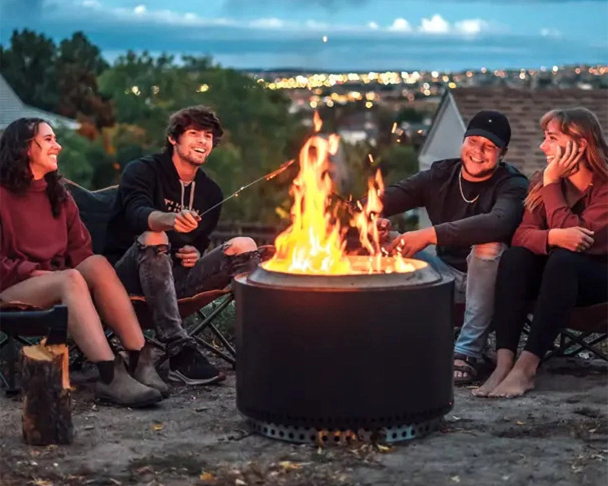 Solo Stove Yukon Black -tulisija viihtyisässä ulkoilmamiljöössä