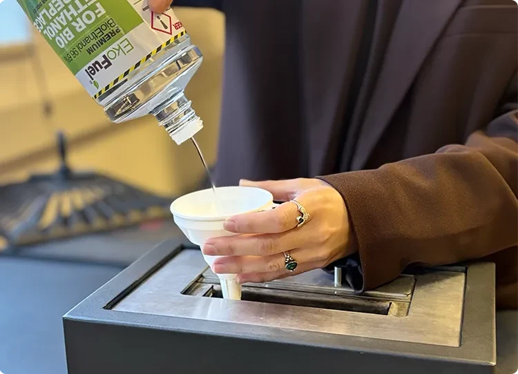 bioetanolipolttoaineen kaataminen suppilon avulla
