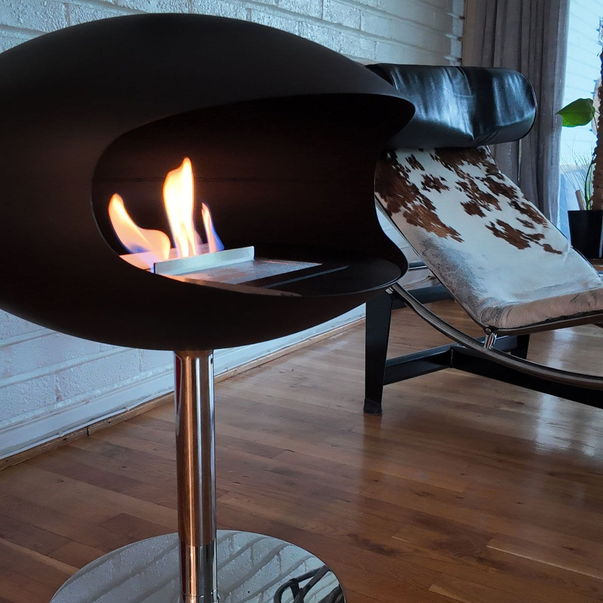 Cocoon Pedestal teräspohjalla - musta