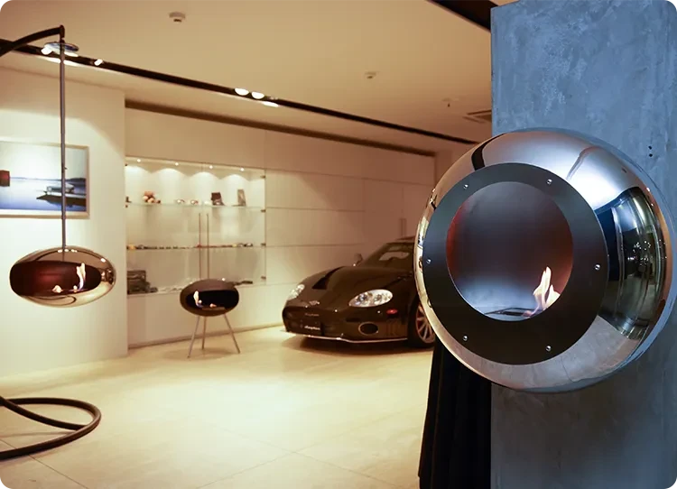 Cocoon Vellum autotallissa yhdessä Cocoon Terran ja Cocoon Aeriesin kanssa